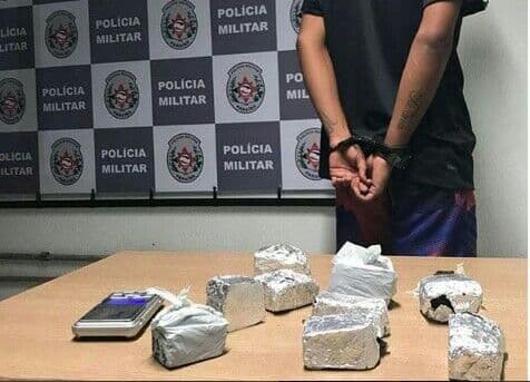 Jovem é preso portando arma branca e em sua residência foi apreendida maconha prensada