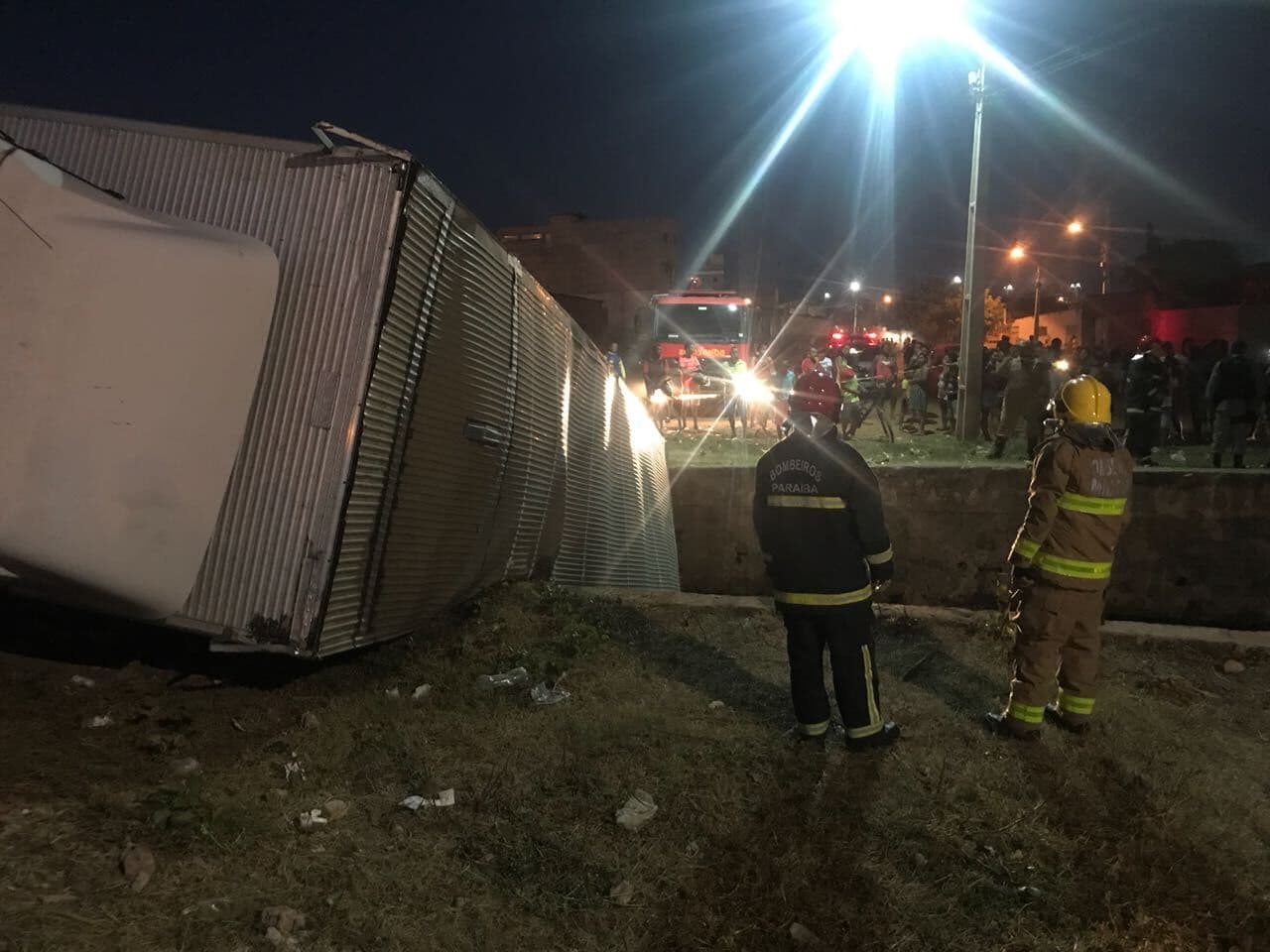 Caminhāo carregado de fogos de artifícios tomba e cai dentro de canal de esgoto em Sousa