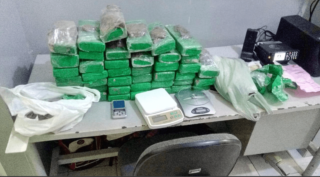 Polícia Militar apreende mais de 40 quilos de maconha dentro de casa abandonada em Santa Rita