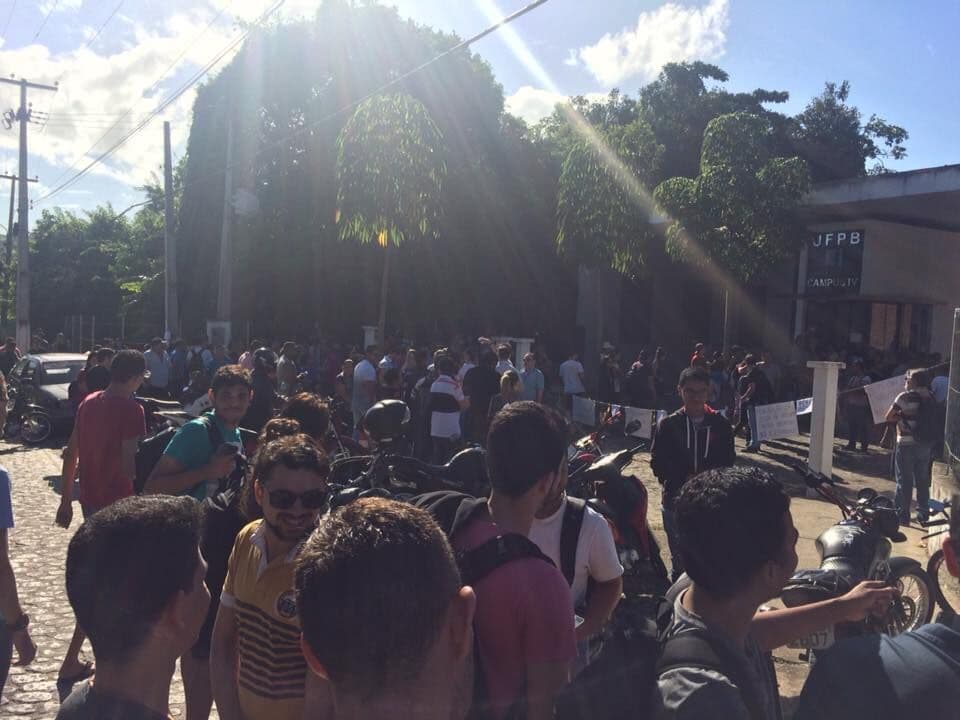 Estudantes reclamam de problemas na UFPB e paralisam aulas
