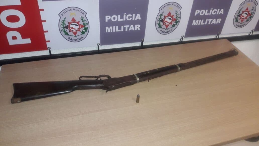 Polícia apreende cinco armas de fogo e prende três pessoas em operação