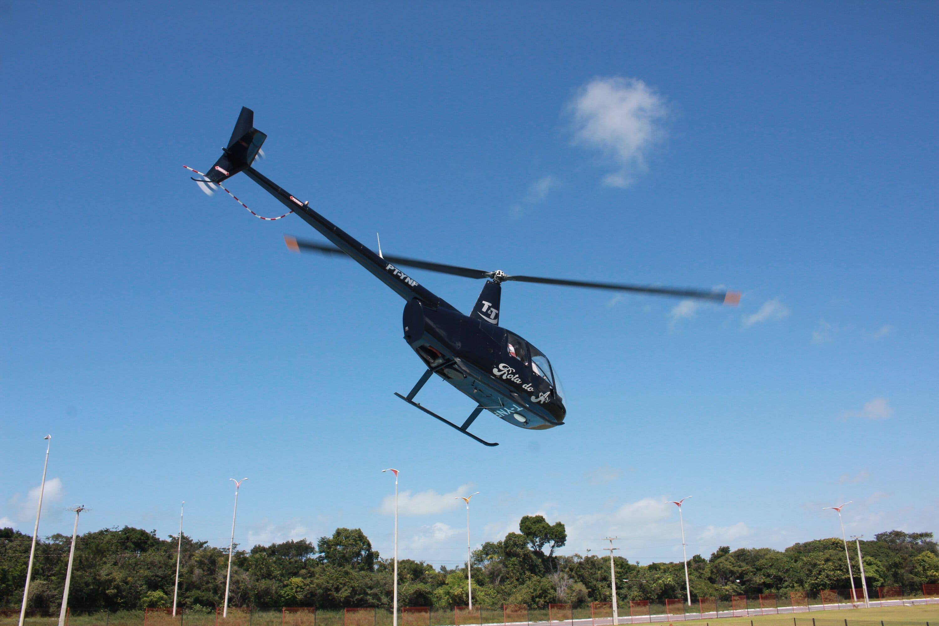 Sem liberação da Anac, helicóptero oferece serviço de taxi aéreo pirata em voos panorâmicos na Feira Brasil Mostra Brasil