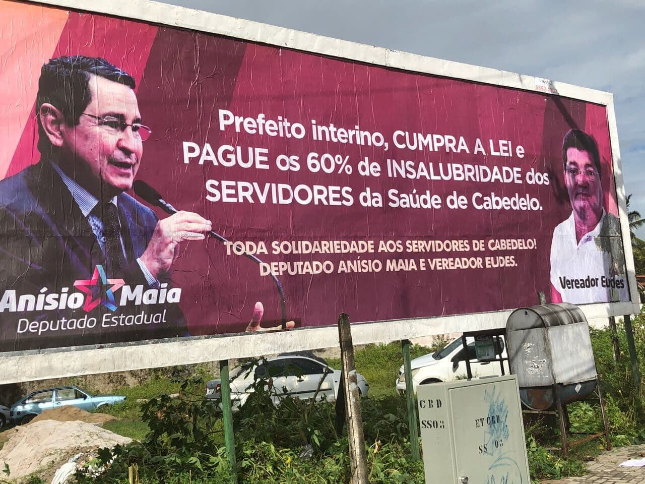 Deputado faz outdoor para cobrar insalubridade dos servidores de Cabedelo