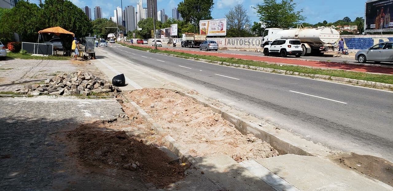 Morador de prédio denuncia buraco causado por obra na Beira Rio