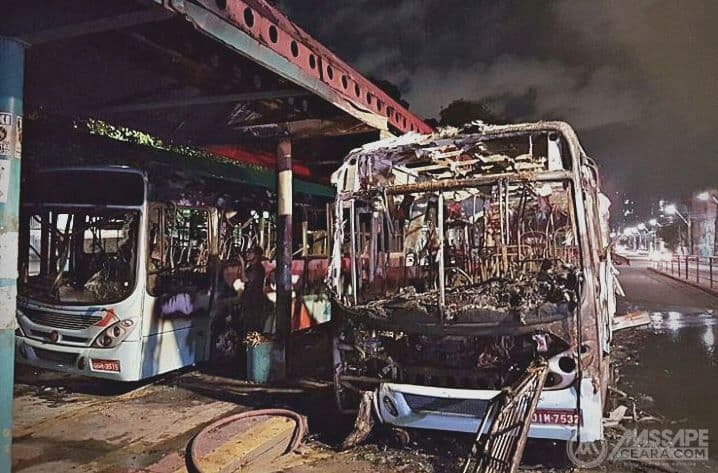 Ataques em Fortaleza deixam oito ônibus e sete prédios incendiados