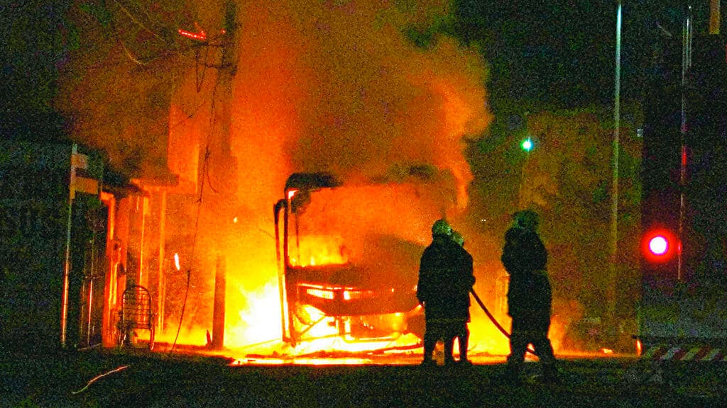 Empresas atingidas por ataques incendiários tiram ônibus de bairros em Fortaleza