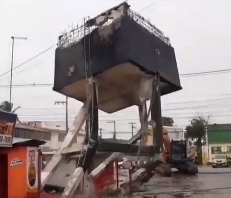Caixa d'água é derrubada em Cabedelo e morador grava em vídeo o momento da queda