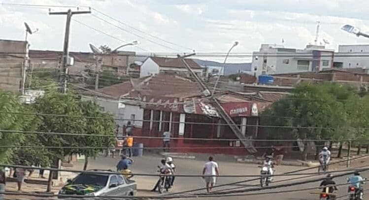 Poste da rede elétrica cai em cima de bar e deixa cidade sem energia