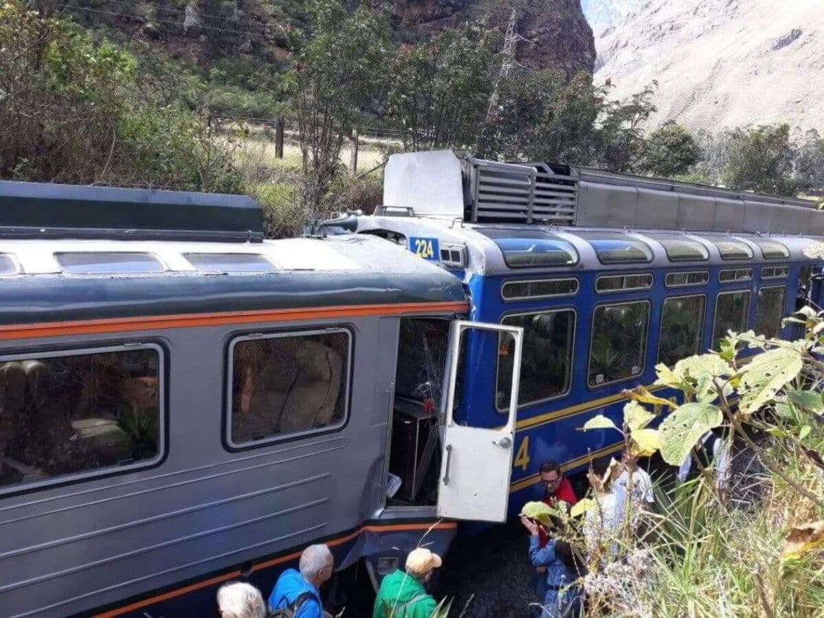 Brasileiros ficam retidos na estrada para Machu Picchu após acidente entre dois trens