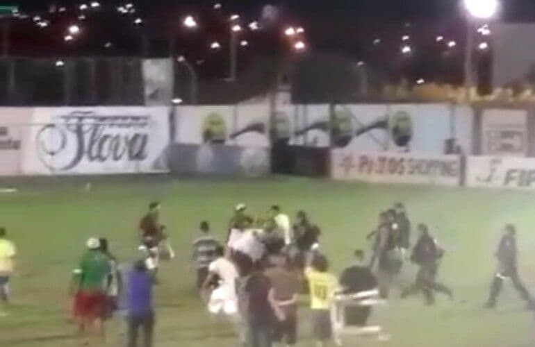 Torcedores do Nacional de Patos invadem campo e tentam agredir equipe de arbitragem na Paraíba