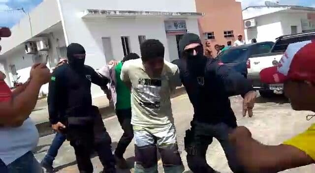 Suspeitos de assassinar suplente de vereador são hostilizados por familiares da vítima
