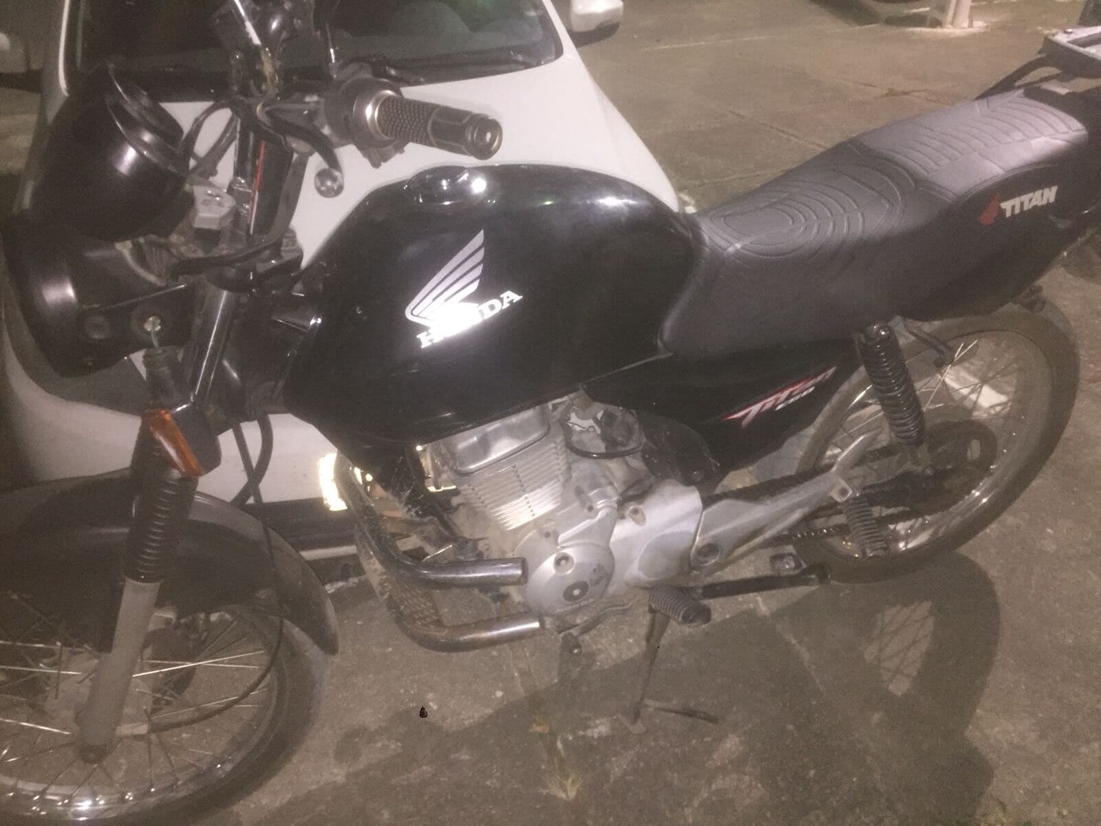 Polícia prende dupla com moto roubada e droga em Santa Rita