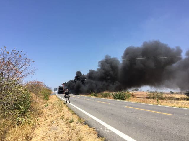 Caminhão-cegonha carregado com carros de luxo pega fogo em Uiraúna