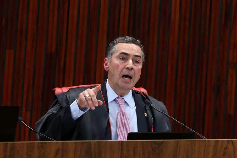 Barroso vota contra registro da candidatura de Lula