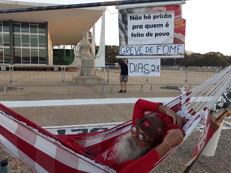 Manifestantes recepcionam paraibano após 29 dias de greve de fome em Brasília