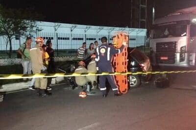 Caminhão carregado com milho tomba e acidente deixa cinco feridos