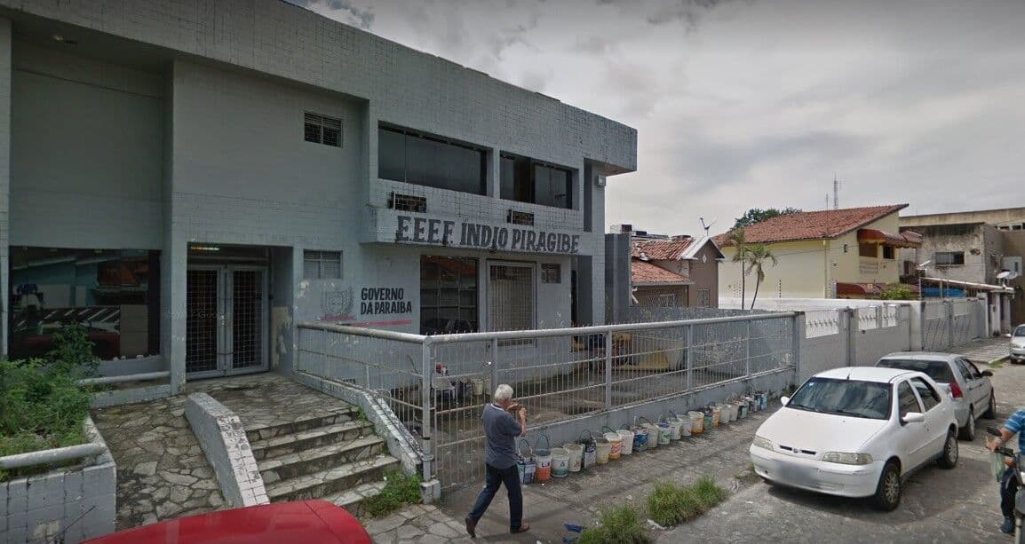 Famílias ocupam prédio com risco de desabamento onde funcionou escola em João Pessoa
