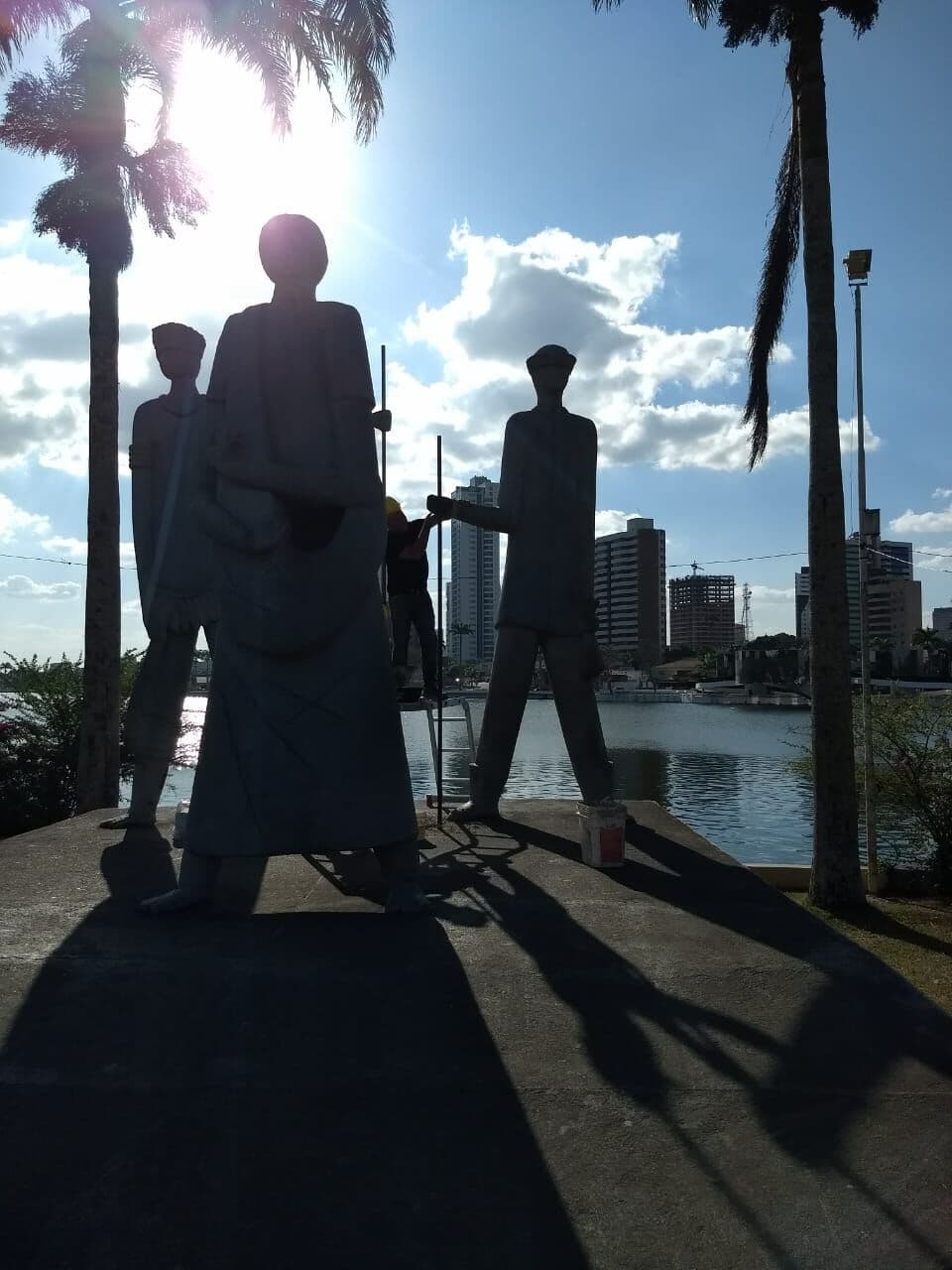 Artista restaura estátua dos Pioneiros da Borborema após ação de vândalos