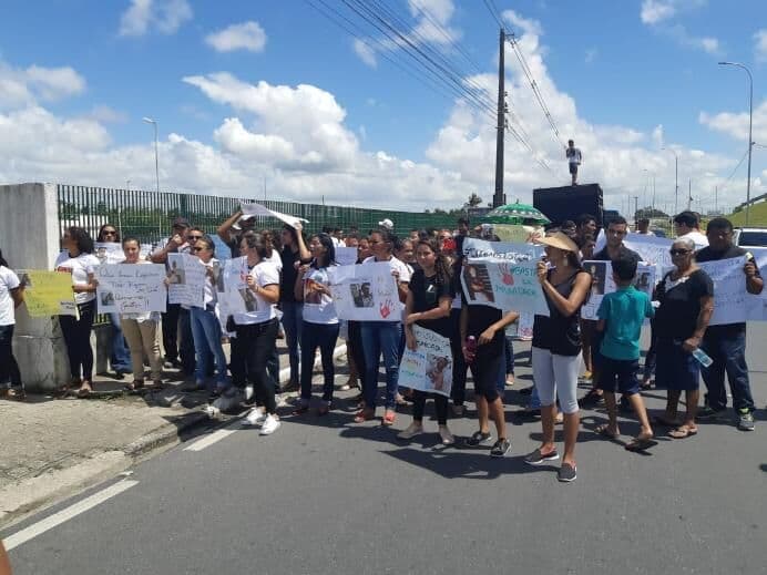 Parentes de pintor assassinado a facadas fazem protesto pedindo justiça