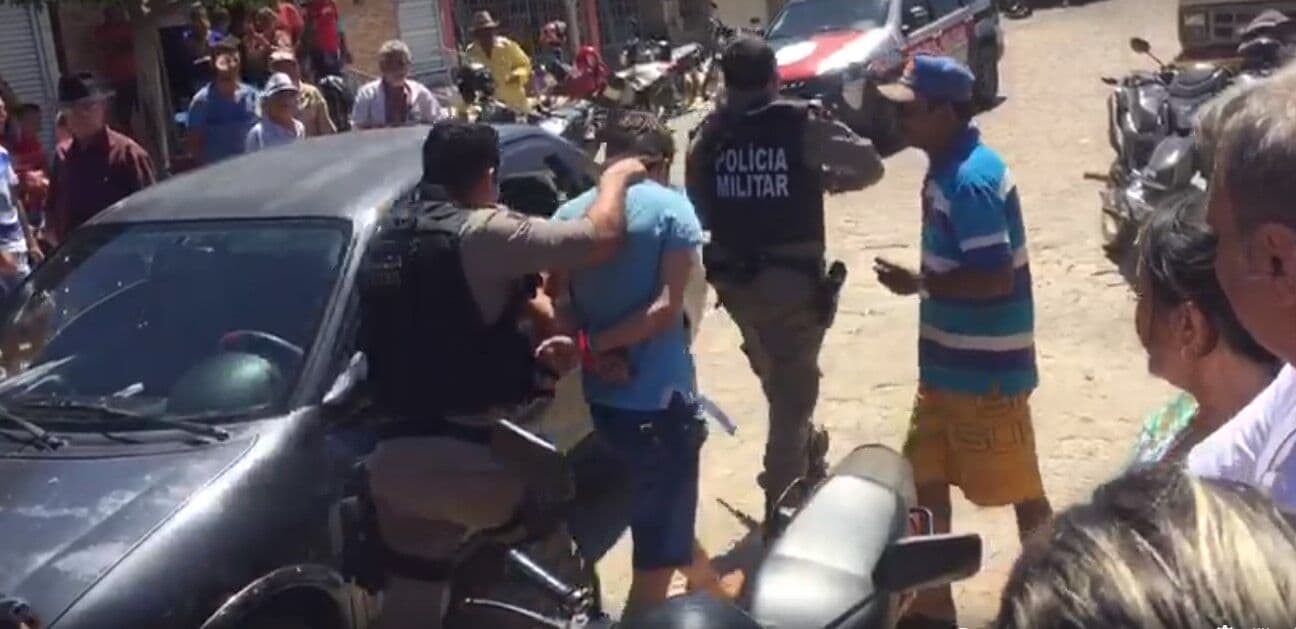 Homem tenta assaltar agência dos Correios, troca tiros com policial à paisana e acaba preso