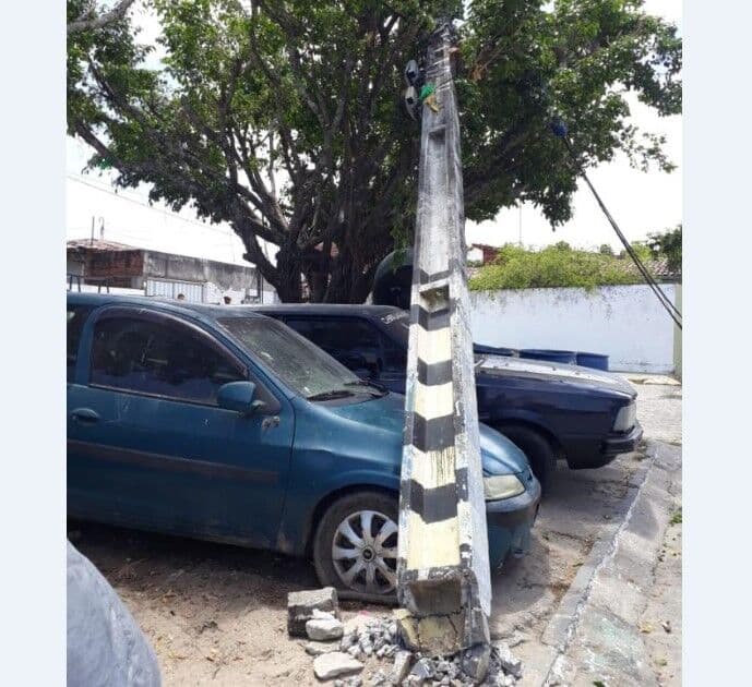 Caminhão de lixo derruba postes após puxar os fios no Padre Zé