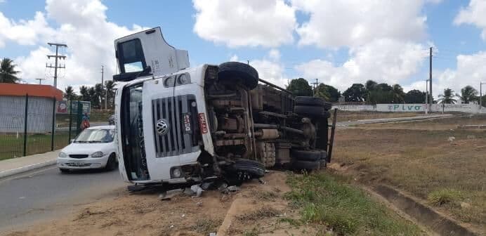 Acidente com caminhão deixa uma pessoa morta na PB-138