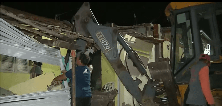 Motorista perde o controle e trator invade residência em Cruz das Armas