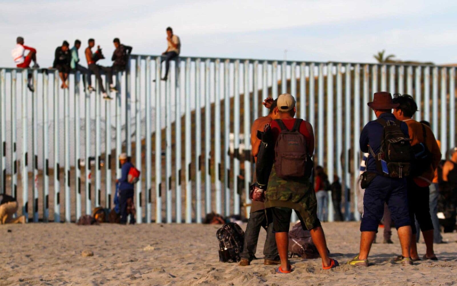 Migrantes de caravana chegam à fronteira México-Estados Unidos