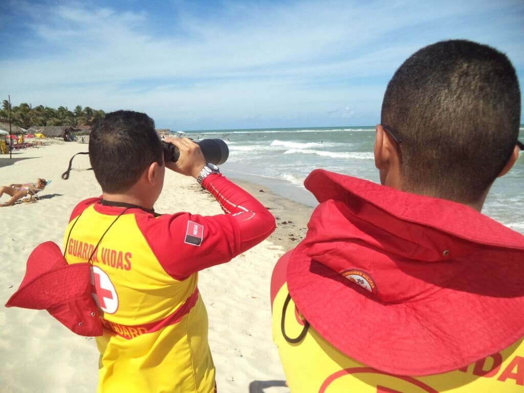 Tio e sobrinho morrem afogados em praia de Lucena após serem puxados pela correnteza