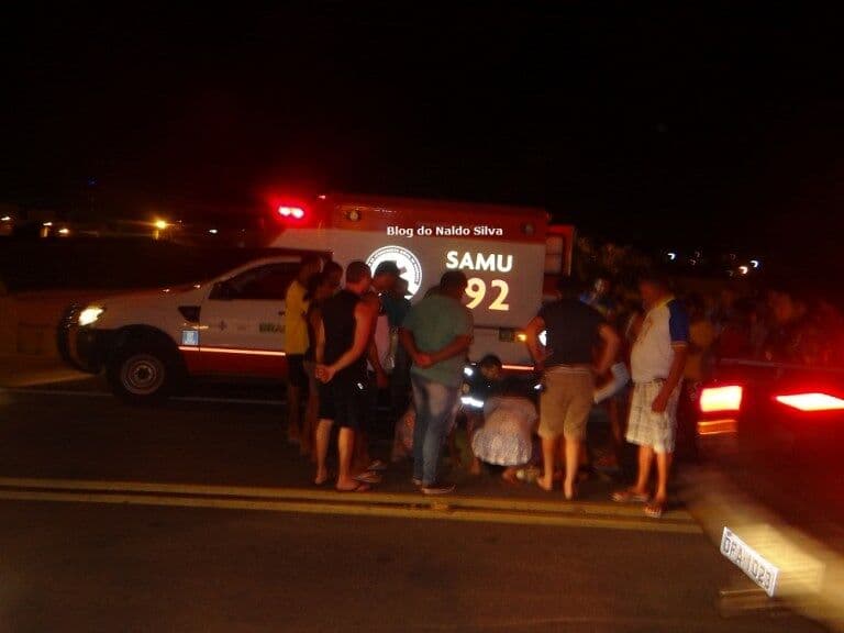 Mulher cai de moto ao ser atingida por tampa de máquina de lavar quando trafegava em rodovia