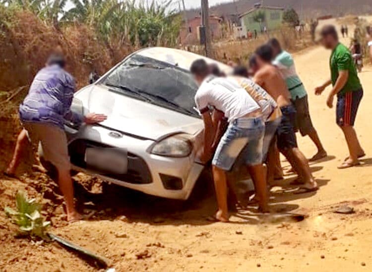 Carro capota e criança de dois anos morre no Sertão
