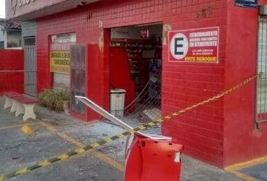 Bandidos arrombam farmácia e guincham caixa eletrônico, em João Pessoa