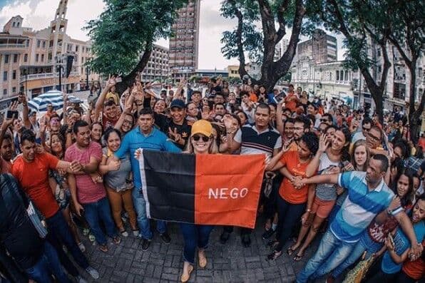 Marília Mendonça caminha pelo Centro de João Pessoa, panfleta e convida para show gratuito