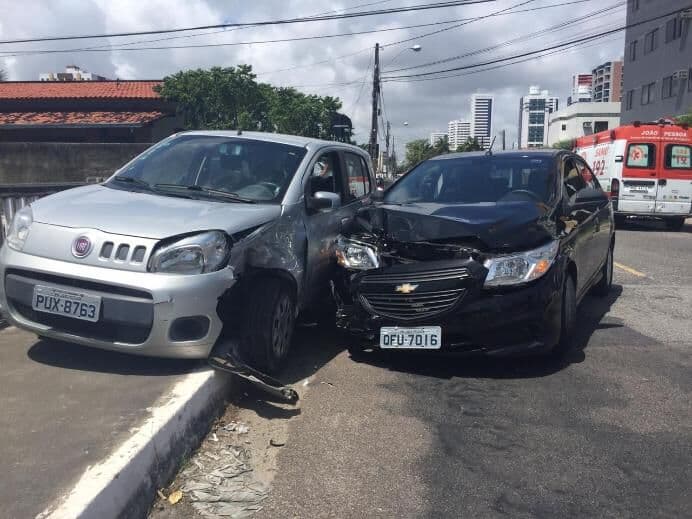 Colisão entre veículos deixa criança ferida em Tambauzinho