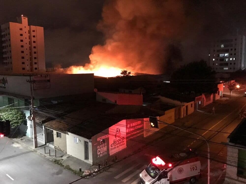 Bandidos explodem cofre em hipermercado e provocam incêndio em CG