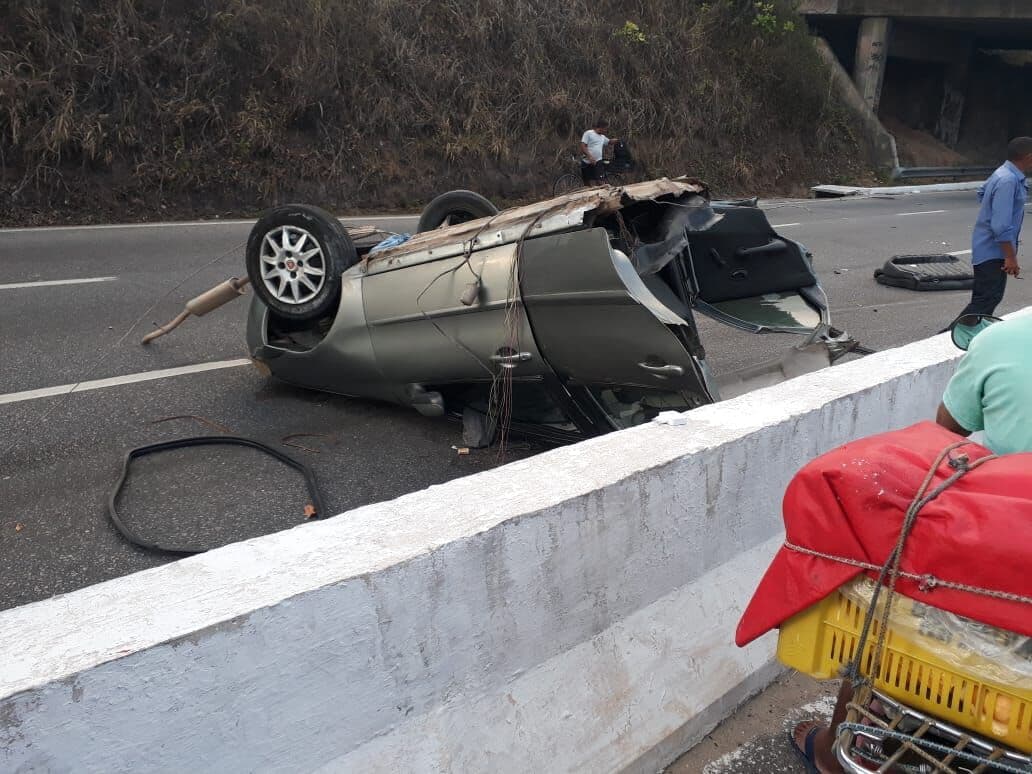 Carro se parte ao meio após acidente durante disputa de racha em João Pessoa