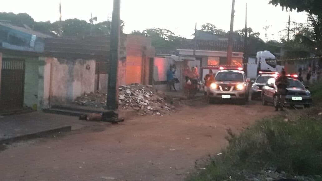 Homem é assassinado a tiros em frente à sua residência em João Pessoa