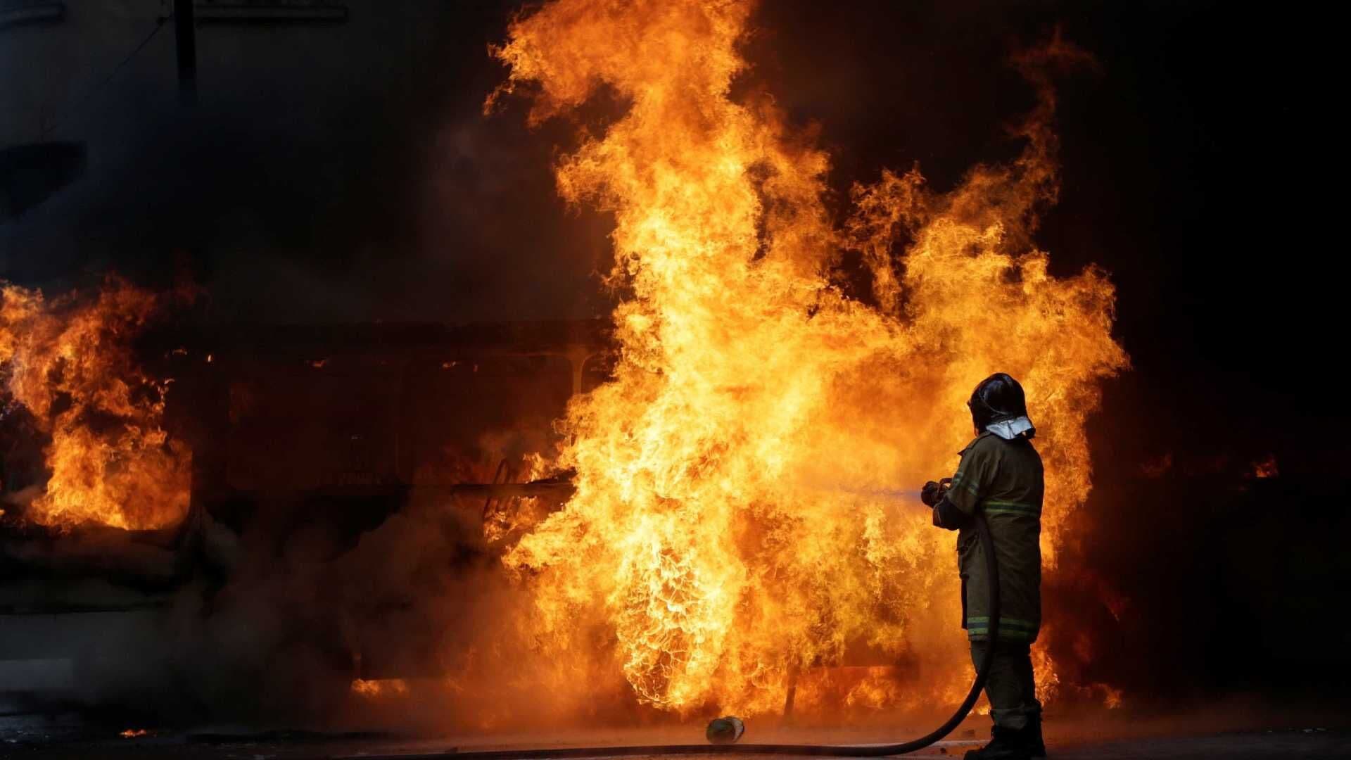 Criminosos incendeiam ônibus e carro em Jericoacoara, no Ceará