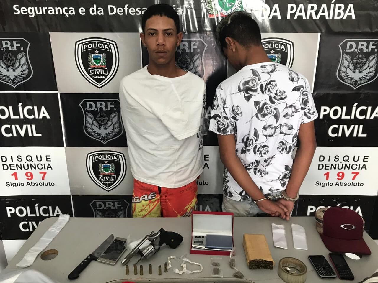 Polícia prende homem e apreende adolescentes com armas e drogas