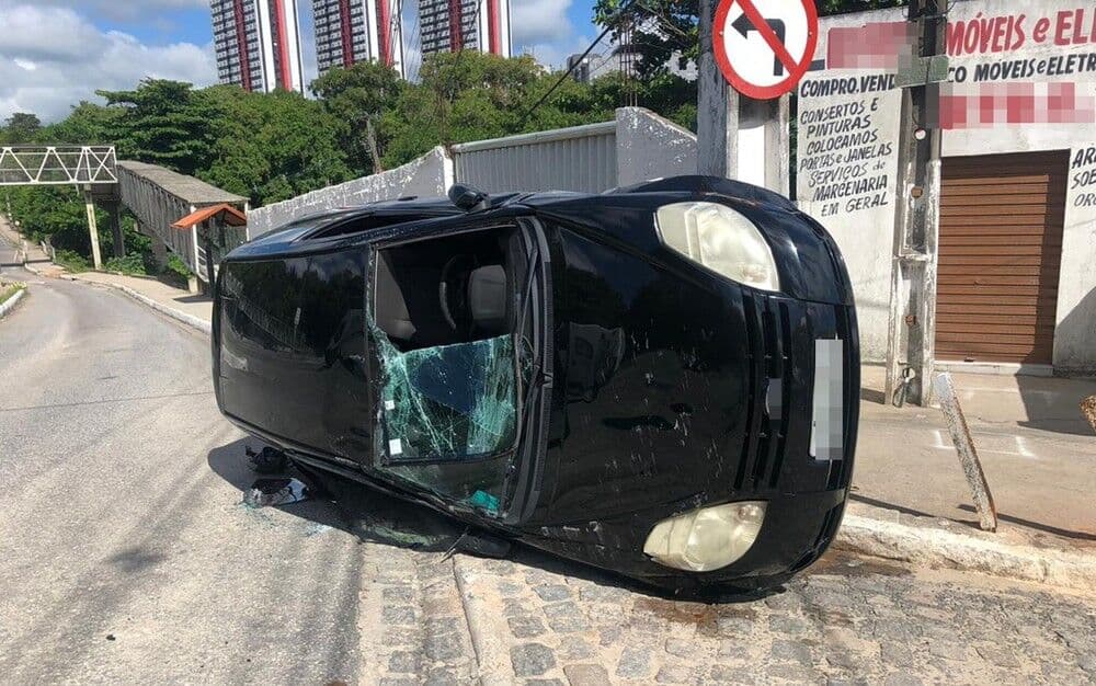 Veículo é encontrado capotado e abandonado em João Pessoa