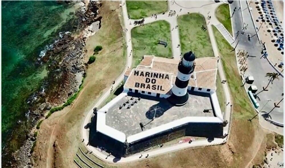 Marinha do Brasil é notificada pelo Iphan após pintura no prédio do Farol da Barra