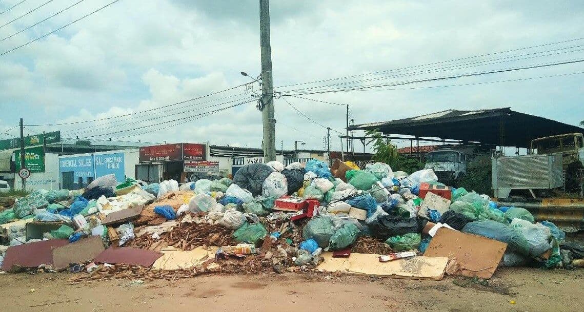 CALAMIDADE PÚBLICA: Lixo toma conta de Bayeux e todo esgoto da cidade é despejado no rio Sanhauá