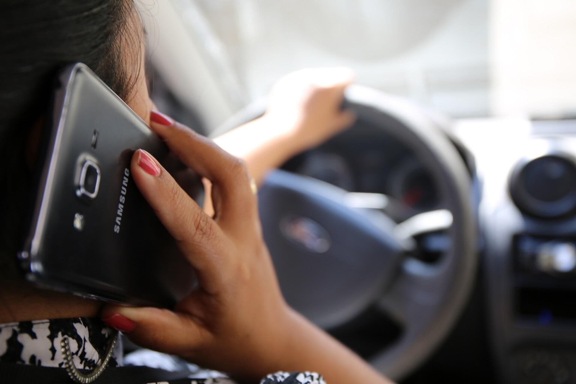 Mais de 400 motoristas por mês são flagrados usando celular ao volante em João Pessoa