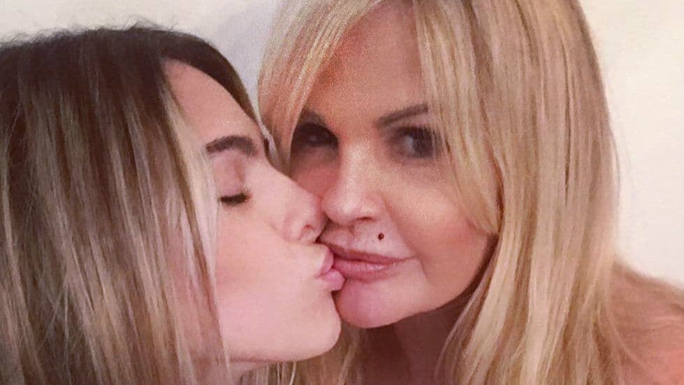 Monique Evans se declara para namorada nas redes sociais