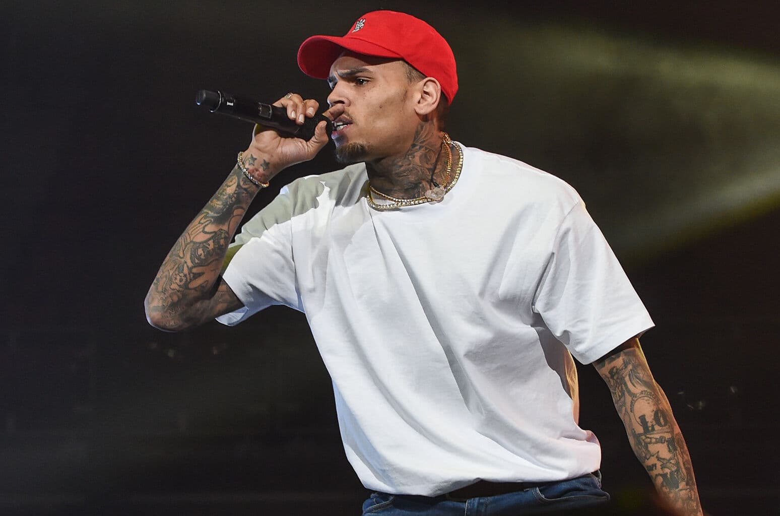 Cantor Chris Brown é preso por suspeita de estupro na França