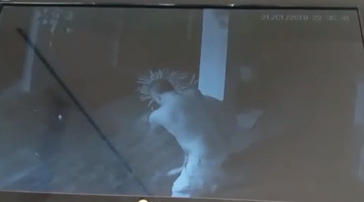 Câmeras de segurança flagram agressões a mulher dentro de pousada em João Pessoa