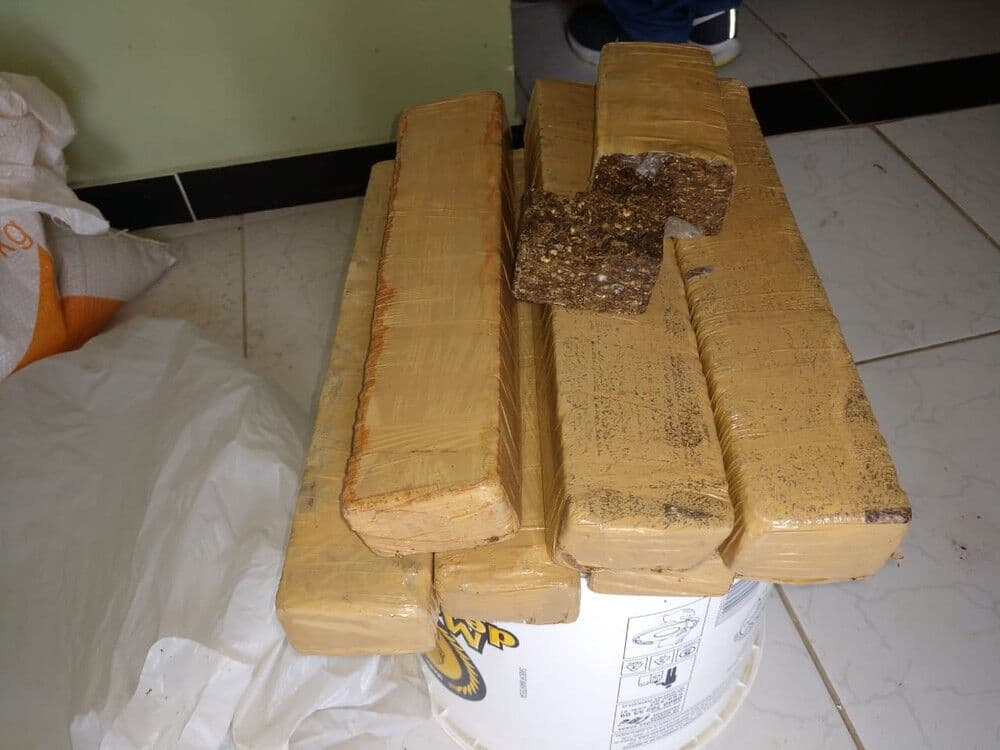 Mulher é presa suspeita de tráfico de drogas em Campina Grande