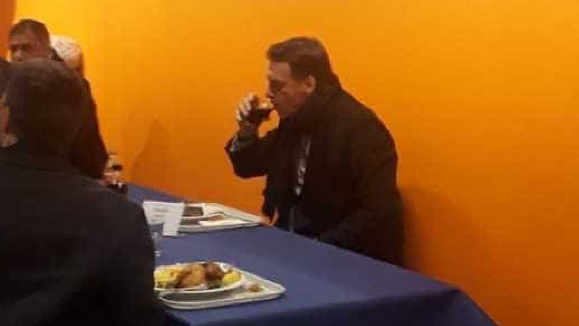 Bolsonaro enfrenta fila e almoça em 'bandejão' antes de discurso no Fórum Econômico Mundial