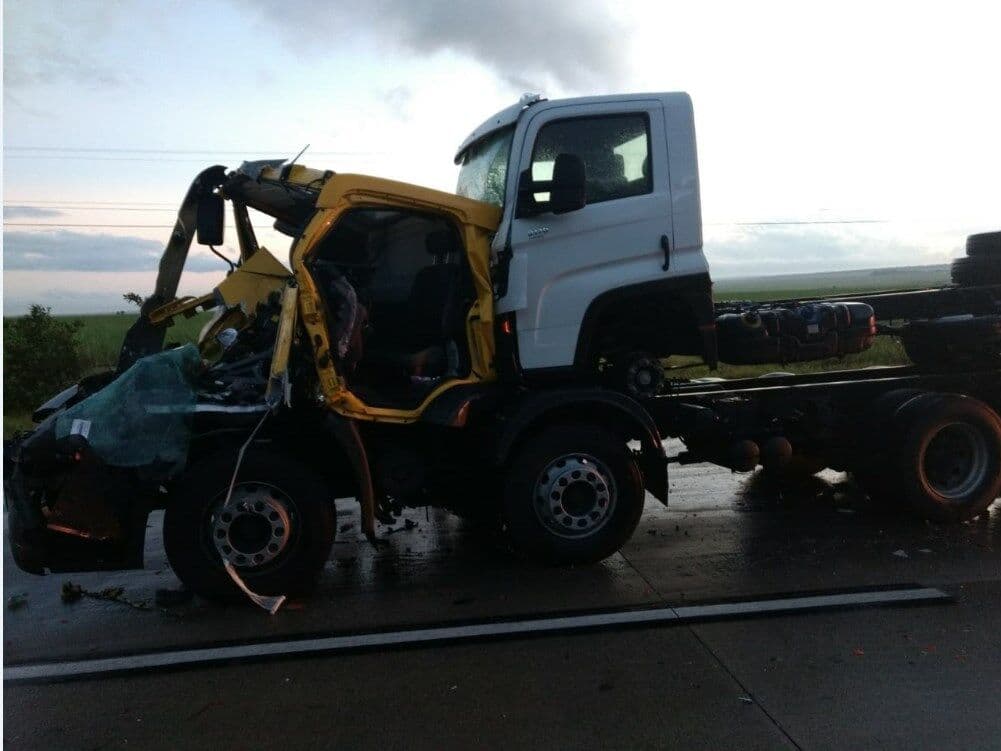 Colisão entre caminhões deixa uma pessoa morta na Paraíba