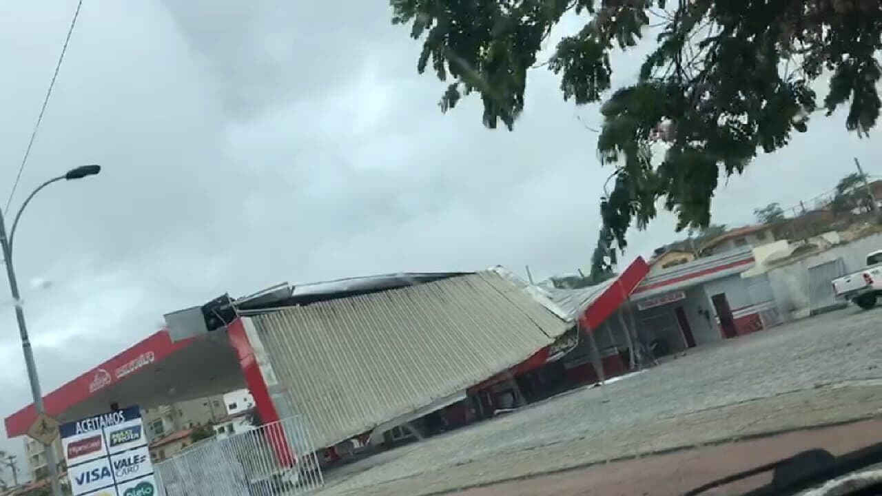 Ventania forte derruba árvores, tetos e provoca estragos em Campina Grande